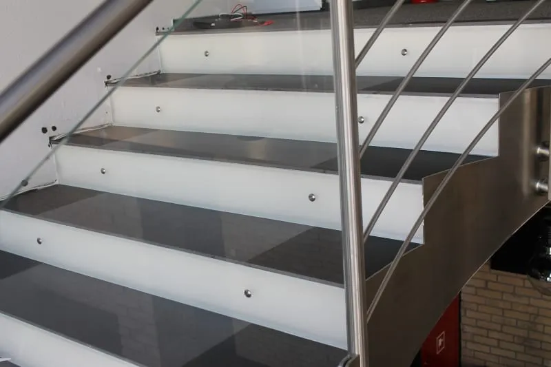 Schody ze szklanymi stopniami i balustradą ze stali nierdzewnej