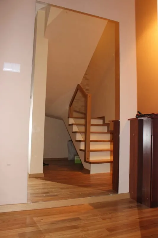 Schody z balustradą szklaną w domu jednorodzinnym