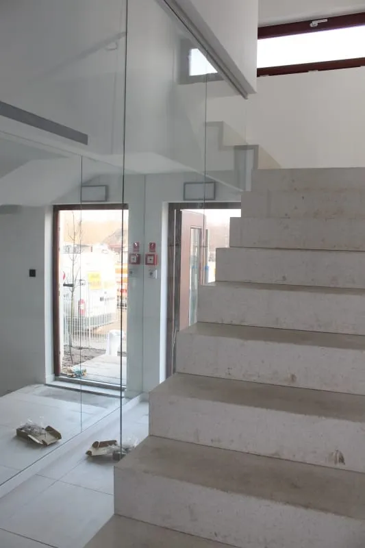 Balustrada szklana przy schodach kamiennych