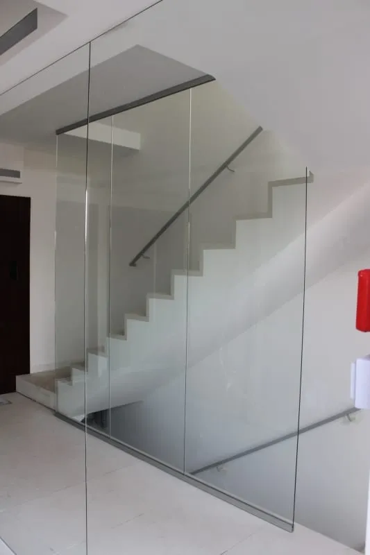 Balustrada szklana z pochwytem ze stali nierdzewnej