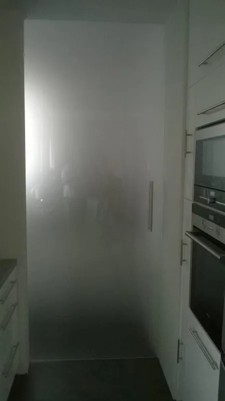 Drzwi ze szkła satynowanego w przejściu do kuchni