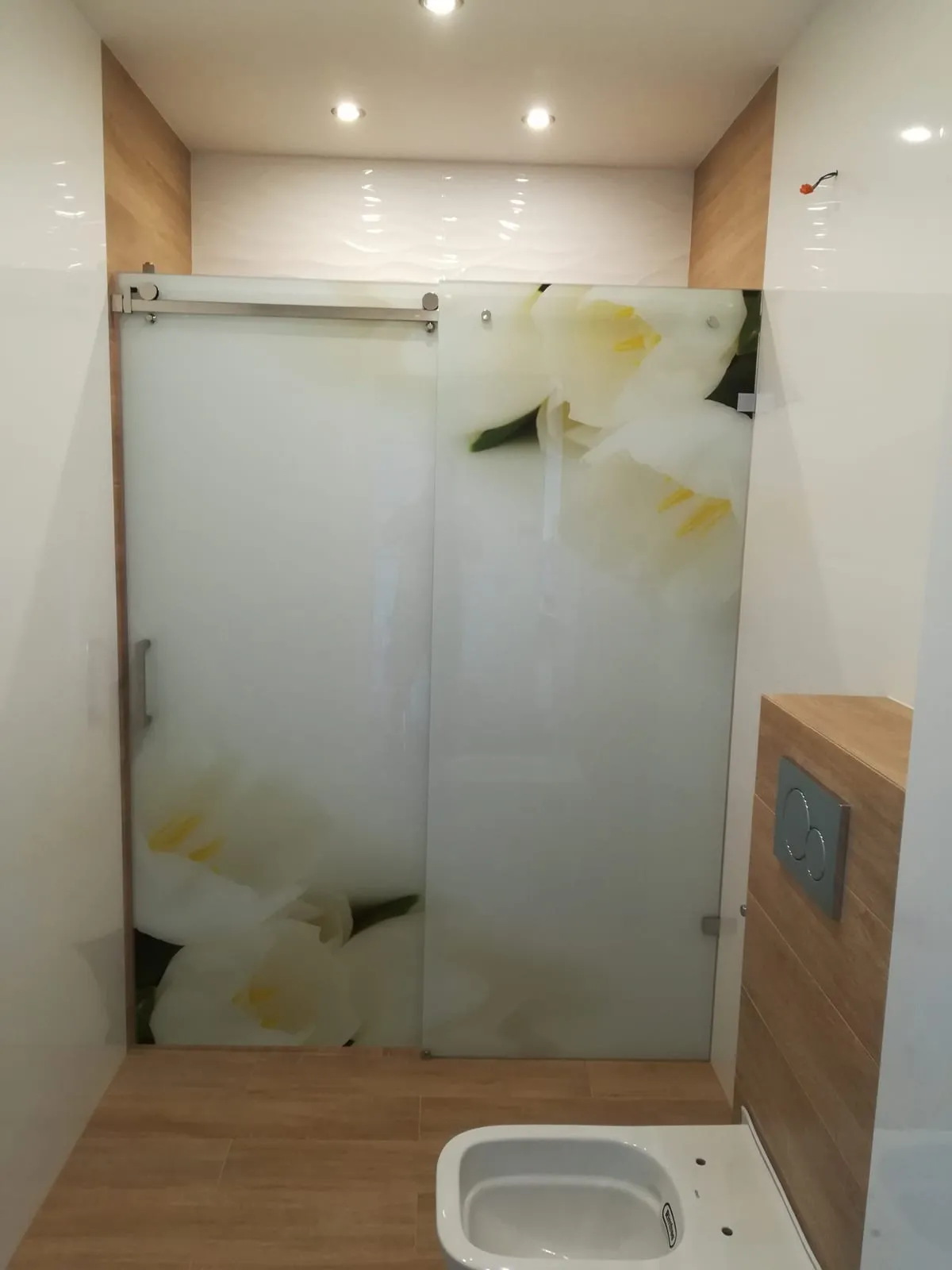 Drzwi ze szkła z nadrukiem magnolii w łazience