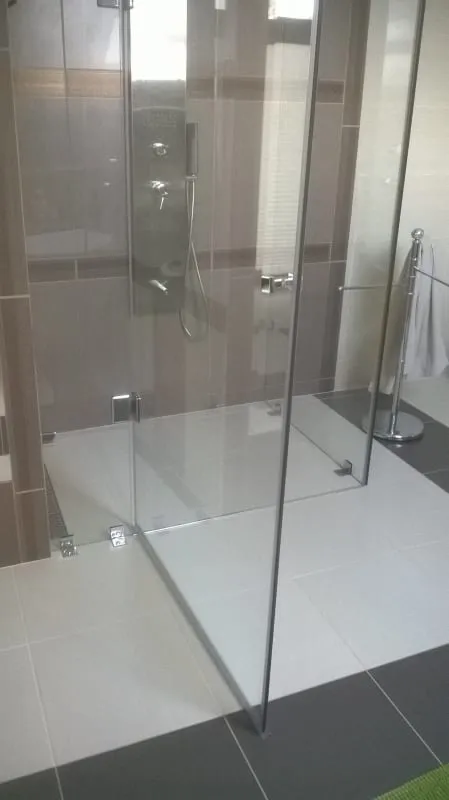 Kabina prysznicowa typu walk-in ze szkła bezbarwnego