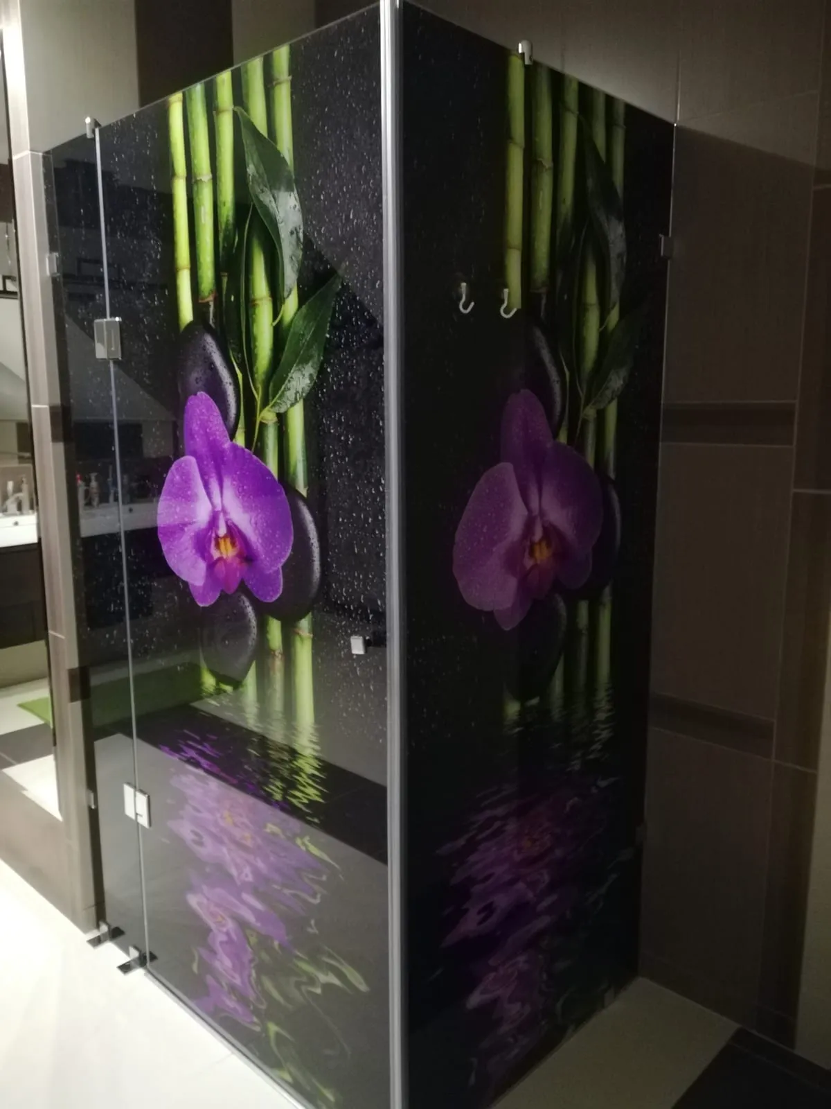 Kabina prysznicowa ze szkłem z nadrukiem orchidei