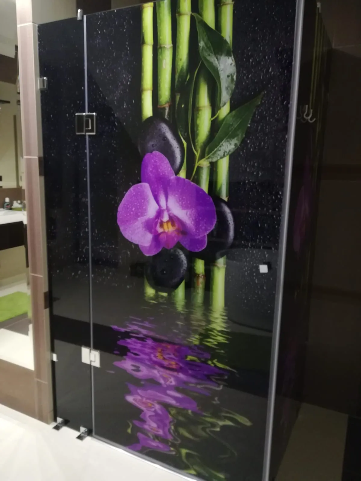 Szkło z nadrukiem bambusa i orchidei w kabinie prysznicowej