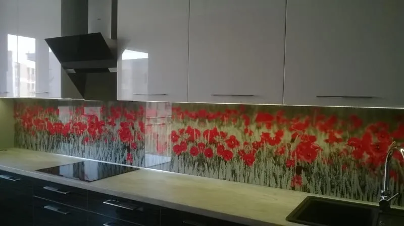 Panel szklany z motywem maków nad płytą indukcyjną