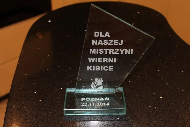 Szklana statuetka z piaskowanym napisem