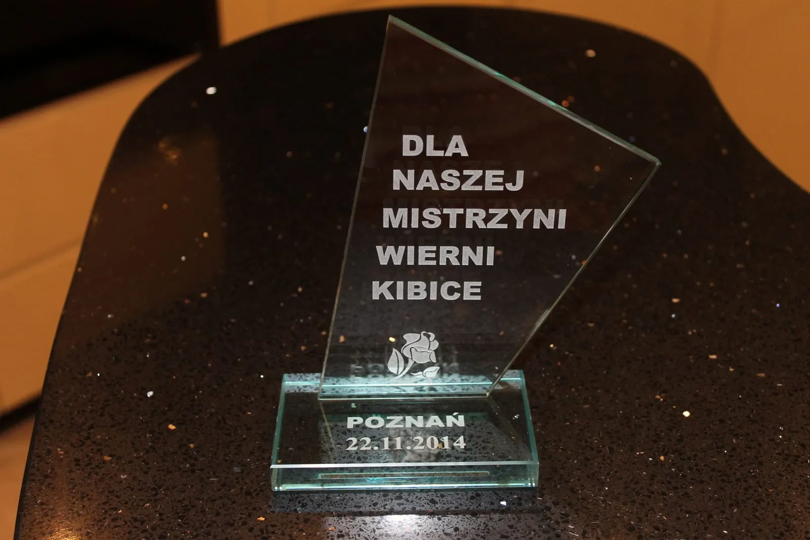 Szklana statuetka okolicznościowa z piaskowanym napisem