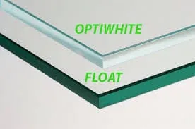Porównanie szkła Optiwhite i float — różnica w barwie krawędzi
