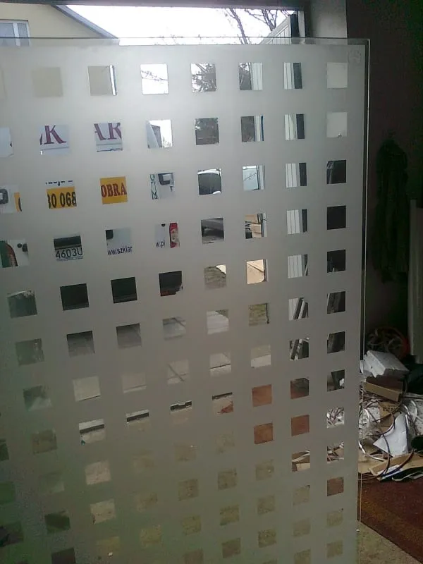 Panel szklany z piaskowanym wzorem geometrycznym
